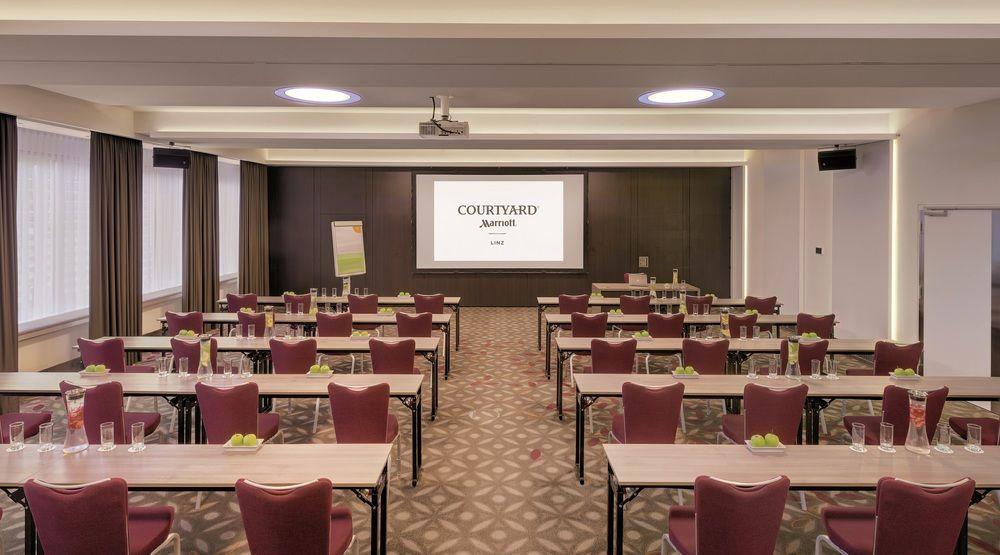 Courtyard By Marriott Linz Hotel Bagian luar foto