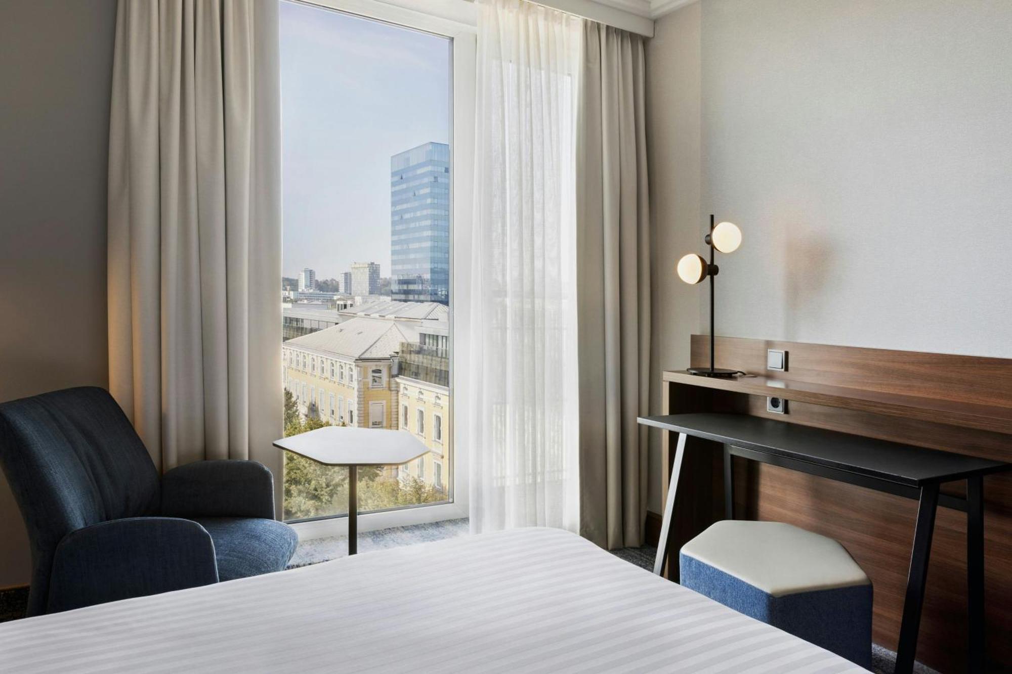 Courtyard By Marriott Linz Hotel Bagian luar foto